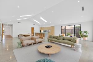 Un lugar para sentarse en Duneview Luxe Ocean Grove Sleeps 8, 4 bedroom, aircon,heating throughout, Designer quality, Perfect wedding stay, family friendly, Beach, Park, Shops