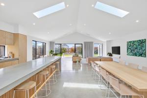 Una televisión o centro de entretenimiento en Duneview Luxe Ocean Grove Sleeps 8, 4 bedroom, aircon,heating throughout, Designer quality, Perfect wedding stay, family friendly, Beach, Park, Shops