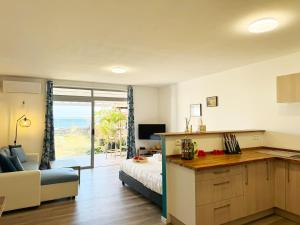 Køkken eller tekøkken på Air-conditioned sea access studio, fiber optic, parking