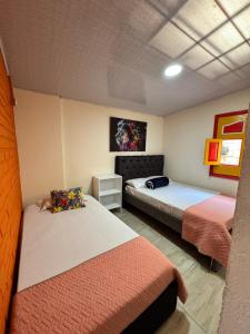 Un dormitorio con dos camas en una habitación. en casa tradicional completa, en Salento