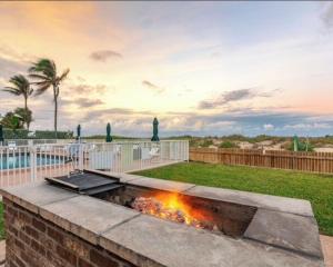 a fire pit in the middle of a yard at Beachfront Aparthotel in Deerfield Beach with Panoramic Views of the Ocean! in Deerfield Beach