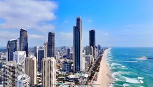 黄金海岸Studio Bliss by the Sea的有海滩和建筑物的城市景观