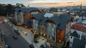 une vue de tête d'un bâtiment avec un toit dans l'établissement Prodigy Gramado, à Gramado