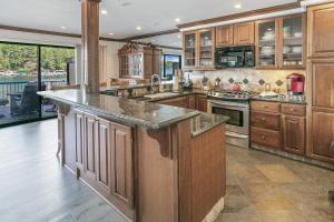 een grote keuken met houten kasten en een groot eiland bij Lakeside Comfort condo in Lake Arrowhead