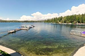 een uitzicht op een meer met boten in het water bij Lakeside Comfort condo in Lake Arrowhead