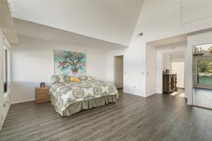 een slaapkamer met een bed en een schilderij aan de muur bij Lakeside Comfort condo in Lake Arrowhead +15 foto's