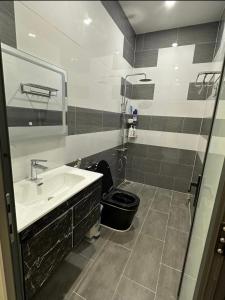 un baño con lavabo e inodoro en Homestay SEA, en Ấp Tân Bình (2) 14 fotos más