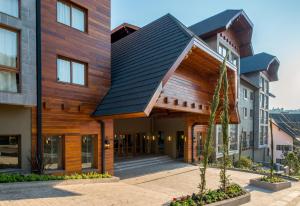 une maison avec un toit en métal dans une rue dans l'établissement Prodigy Gramado, à Gramado