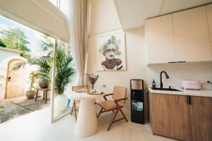 eine Küche mit Tisch und Arbeitsplatte in der Unterkunft Villa VIDA - Stylish 1-Bedroom Villa with Private Pool in Bingin Beach + 14 Fotos