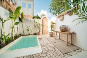 ein Innenhof mit Swimmingpool in einem Haus in der Unterkunft Villa VIDA - Stylish 1-Bedroom Villa with Private Pool in Bingin Beach