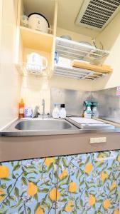 Kuchyň nebo kuchyňský kout v ubytování MIYAVI#201 3min walk Narimasu Station, 2 people, double bed, Tokyo's largest Don Quijote