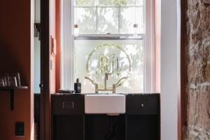 Φωτογραφία από το άλμπουμ του Miss Midgley's - Locker Room στο Μπρισμπέιν