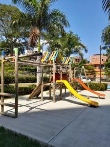 Ο χώρος παιχνιδιού για παιδιά στο Agradable y confortable apto vacacional en Santa Fé de Antioquia-Colombia dentro de condominio con piscina, tobogán, zonas recreativas, jardines y espectacular vista