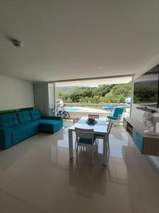 Χώρος καθιστικού στο Agradable y confortable apto vacacional en Santa Fé de Antioquia-Colombia dentro de condominio con piscina, tobogán, zonas recreativas, jardines y espectacular vista