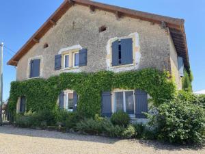 a house with ivy on the side of it at Gîte authentique et moderne, idéal pour familles et amis - FR-1-489-227 in Le Bouchaud