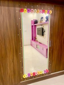 Fotografie z fotogalerie ubytování Villa de dunes 369 Cherry Croft-Premium Pent house with Hot bath Tub near ECity v destinaci Bengalúr