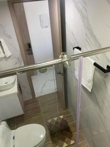 La salle de bains est pourvue de toilettes et d'une cabine de douche en verre. dans l'établissement Caribbean Dream Suite, à Carthagène des Indes 5 autres photos