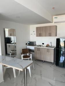 une cuisine avec une table et un comptoir dans l'établissement Caribbean Dream Suite, à Carthagène des Indes