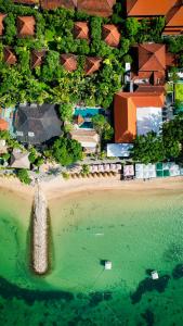 una vista aerea di una spiaggia e dell'oceano di Puri Santrian Beach Resort And Spa a Sanur