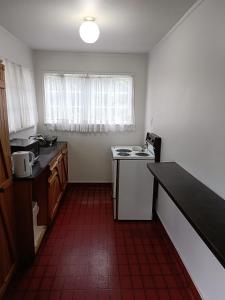 Dapur atau dapur kecil di The Cave Motel
