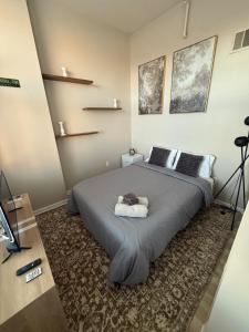 a bedroom with a large bed in a room at Downtown Loft Free Street Parking Gym w Sauna in Cleveland