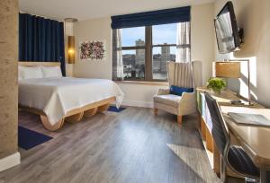 una camera d'albergo con letto e scrivania di Arthouse Hotel a New York