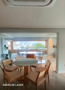 ein Esszimmer mit Tisch und Stühlen in der Unterkunft Priority Praia Grande in Praia Grande