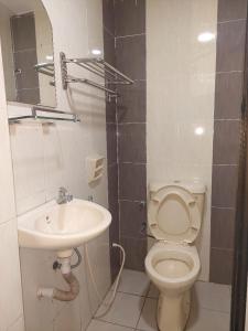 um banheiro com vaso sanitário e pia em J Hotel Petaling Jaya em Petaling Jaya mais 16 fotografias
