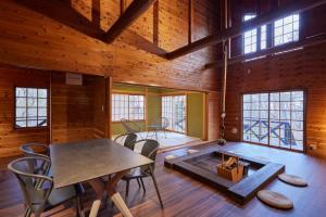那须町rinne 2nd living Nasu Garden 2的用餐室设有桌椅和木墙