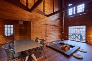 那须町rinne 2nd living Nasu Garden 2的用餐室设有桌椅和木墙 更多13张照片