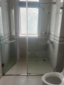 un bagno con doccia e WC di Novaland villa a Da Lat