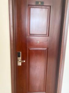 porta in legno in camera con apertura di Novaland villa a Da Lat