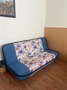 un letto in una stanza con una coperta floreale sopra di Novaland villa a Da Lat