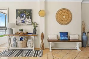 Una habitación con jarrones azules y blancos en la pared. en The Rotunda, Gerroa, en Gerroa