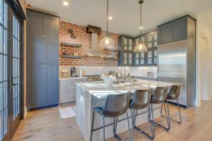 eine Küche mit einer großen Insel mit Barhockern in der Unterkunft River Views Historic Central Neighborhood Luxury Townhome in Savannah