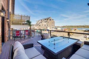 einen Balkon mit einem blauen Tisch auf einem Gebäude in der Unterkunft River Views Historic Central Neighborhood Luxury Townhome in Savannah