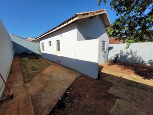 een zijdelings uitzicht op een wit huis bij Casa com 2 quartos no Aero Rancho in Campo Grande