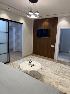 Televiisor ja/või meelelahutuskeskus majutusasutuses Feel at home