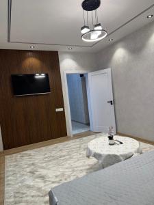 Televiisor ja/või meelelahutuskeskus majutusasutuses Feel at home