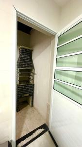 ein leerer Raum mit einer Treppe neben einer Tür in der Unterkunft Casa completa em Praia Grande, 500 metros da praia in Praia Grande