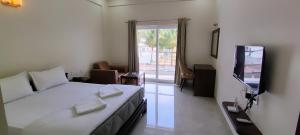 TV a/nebo společenská místnost v ubytování Aarunya Resort