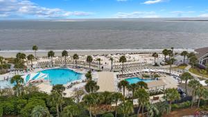 Una vista aérea de la piscina y la playa del resort. en HH2611: 2611 High Hammock, en Seabrook Island