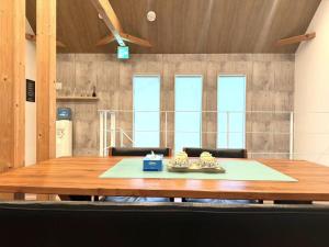 Una mesa con cupcakes en una habitación con ventanas. en The Owl フクロウ, en Inzai 37 fotos más