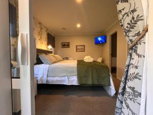 Hillpark Hideaway في أوكلاند: غرفة نوم بها سرير في الغرفة