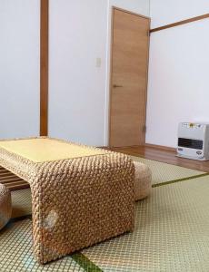 un soggiorno con letto e forno a microonde di NisekoSnowHouse a Abuta