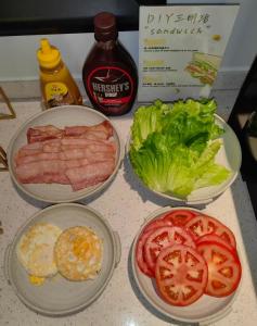 four bowls of food with bacon tomatoes and lettuce at Nost algia S Hotel Chengdu KuanZhai Alley & Renmin Park 时光漫步S酒店 成都宽窄巷子人民公园地铁站店 Free fresh ground coffee,Free laundry service in Chengdu