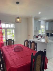 Kuchyň nebo kuchyňský kout v ubytování Pams Lodge Barbados