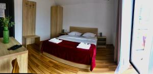 a bedroom with a bed with two towels on it at Plai Dobrogean in Greci
