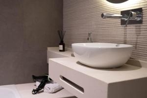 a bathroom with a white bowl sink on a counter at Vizion Juncal- Encanto francés en el corazón de Recoleta- Wifi alta velocidad-Seguridad 24 horas in Buenos Aires