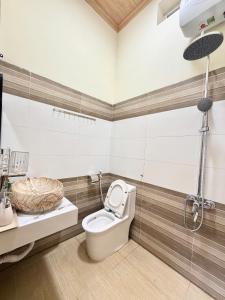 Kon PlongGià Làng Măng Đen Homestay的带马桶和淋浴的浴室 更多45张照片